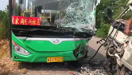 河北發(fā)生一起慘烈車(chē)禍 司機(jī)當(dāng)場(chǎng)死亡