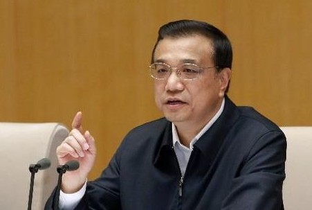 首先，最嚴(yán)環(huán)保法≠禁豬令，治理農(nóng)村畜禽污染這原本是一件民心所向的事情，但如果因噎廢食，不顧民生老百姓，只顧政績綠色指標(biāo)，也就偏離了國家環(huán)保政策的初衷，而且注定不會成功。